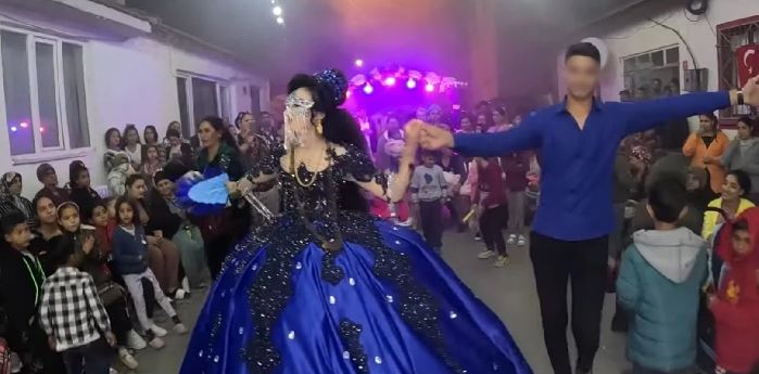 17 yaşındaki çocukların düğününde yeni skandal: Kızını 'satılık' yazısıyla paylaşmış 1 17 yaşındaki çocukların düğününde yeni skandal: Kızını ‘satılık’ yazısıyla paylaşmış