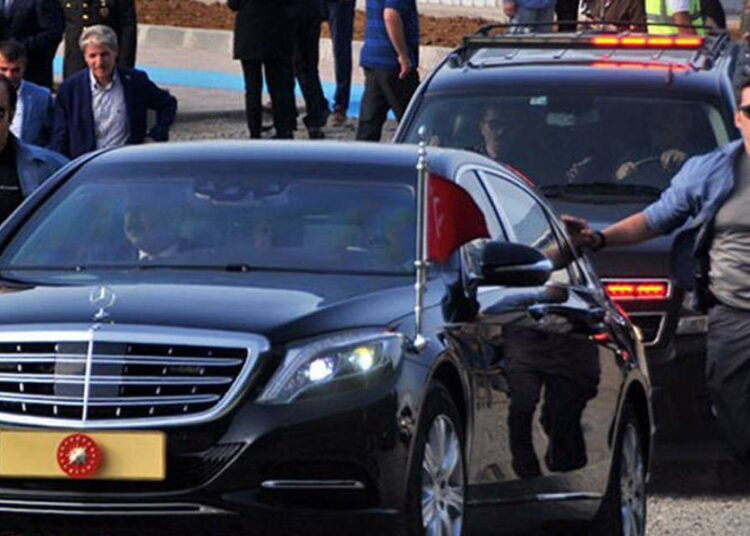 Sahte çakarla Erdoğan’ın konvoyuna girdi, 1 saat sonra fark edildi 1 Sahte çakarla Erdoğan’ın konvoyuna girdi, 1 saat sonra fark edildi