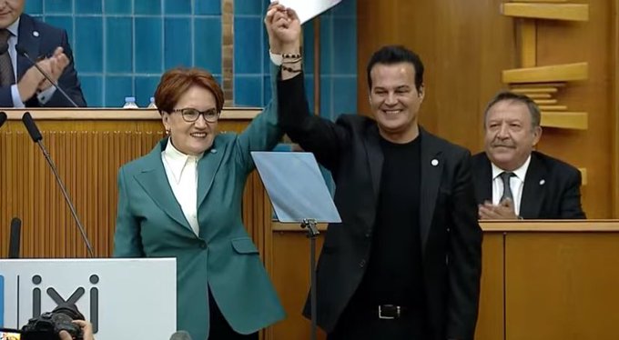Şarkıcı Hakan Peker İYİ Parti'den belediye başkan adayı oldu. 1 Şarkıcı Hakan Peker İYİ Parti’den belediye başkan adayı oldu.