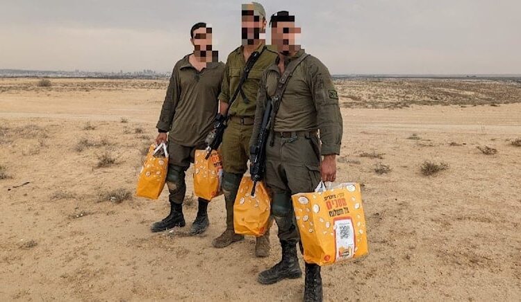 McDonald’s İsrail askerlerine bedava hamburger dağıtıyor