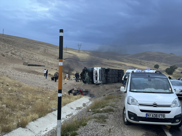 Sivas'ta kontrolden çıkan yolcu otobüsü devrildi: 4 ölü, 30 yaralı 1 Sivas’ta kontrolden çıkan yolcu otobüsü devrildi: 4 ölü, 30 yaralı