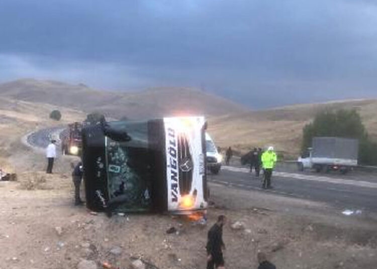 Sivas'ta yolcu otobüsü devrildi: 7 kişi öldü 1 Sivas’ta yolcu otobüsü devrildi: 7 kişi öldü