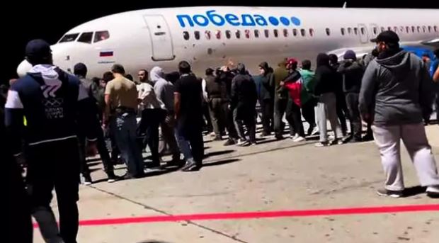 İsrail'in Gazze’deki katliamlarına öfkelenen halk, Telaviv’den gelen uçağı bastı 1 İsrail’in Gazze’deki katliamlarına öfkelenen halk, Telaviv’den gelen uçağı bastı