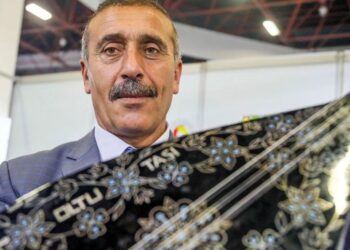 İbrahim Erkal’ın 400 bin liralık bağlamasına alıcı çıkmadı 3 İbrahim Erkal’ın 400 bin liralık bağlamasına alıcı çıkmadı