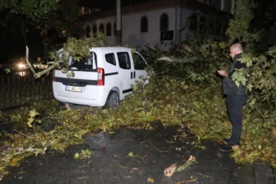 Türkiye, şiddetli fırtınaya teslim: Tekneler battı, ağaçlar devrildi, araçlar suya gömüldü... 4 Türkiye, şiddetli fırtınaya teslim: Tekneler battı, ağaçlar devrildi, araçlar suya gömüldü...