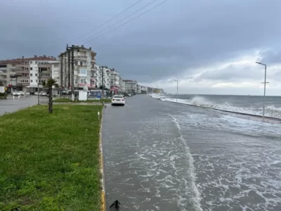 Türkiye, şiddetli fırtınaya teslim: Tekneler battı, ağaçlar devrildi, araçlar suya gömüldü... 3 Türkiye, şiddetli fırtınaya teslim: Tekneler battı, ağaçlar devrildi, araçlar suya gömüldü...