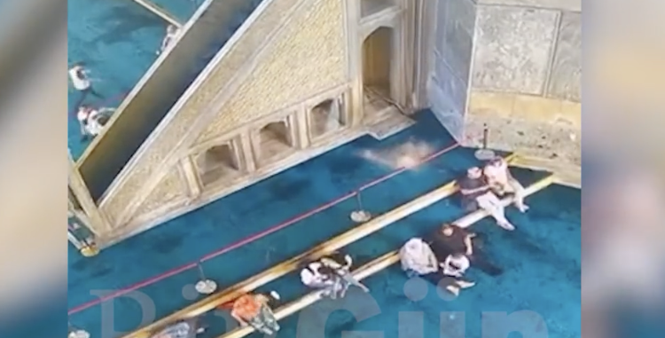 Ayasofya’nın tavanından beton dökülmüş: ‘Kubbe çökebilir’ uyarısı yapıldı 1 Ayasofya’nın tavanından beton dökülmüş: ‘Kubbe çökebilir’ uyarısı yapıldı