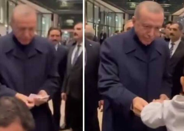 Erdoğan, Almanya’da çocuklara 6 Euro harçlık verdi