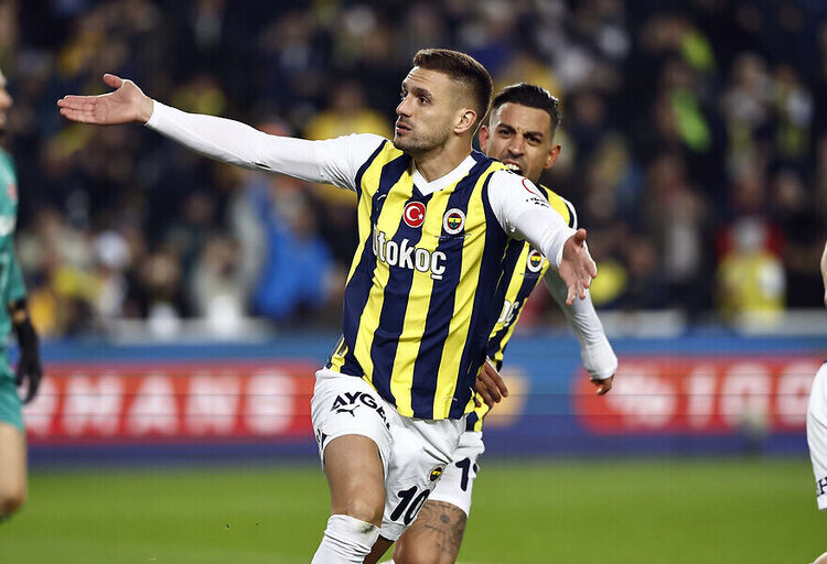 1-0’dan maçı çeviren Fenerbahçe, yeniden liderlik koltuğunda