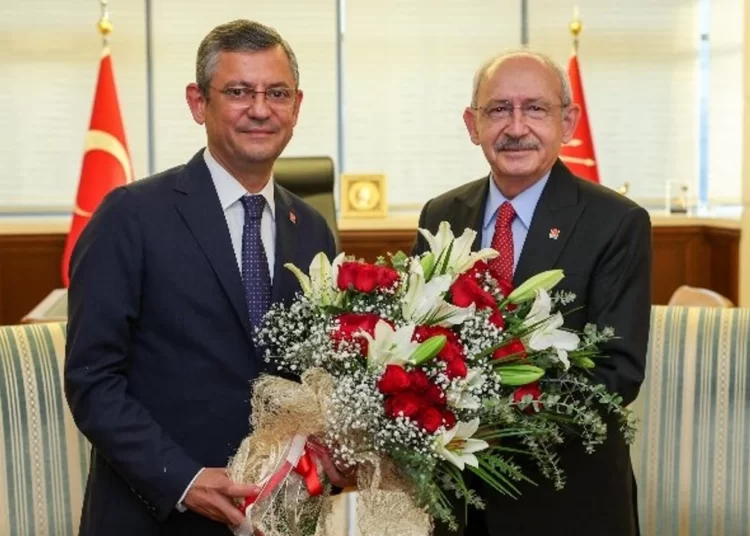 Kemal Kılıçdaroğlu koltuğu CHP'nin yeni genel başkanı Özgür Özel'e devretti 1 Kemal Kılıçdaroğlu koltuğu CHP’nin yeni genel başkanı Özgür Özel’e devretti