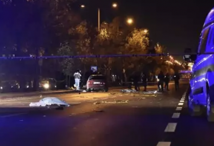 Otomobil yayaların arasına daldı: 5 ölü