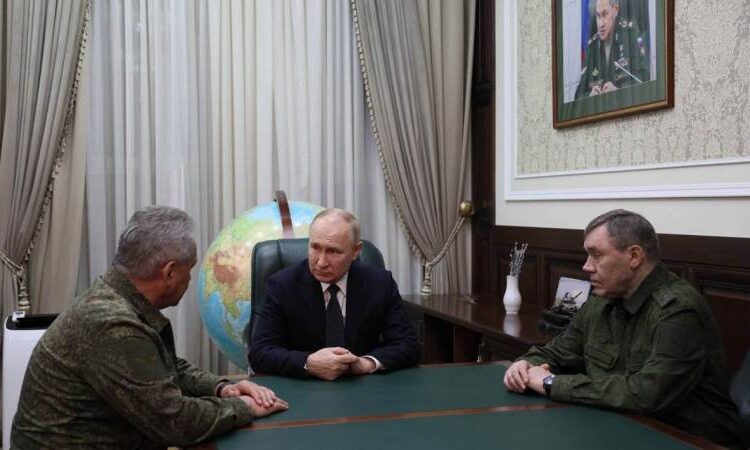 Putin, Ukrayna sınırına gitti: Askeri heyetle görüştü 1 Putin, Ukrayna sınırına gitti: Askeri heyetle görüştü