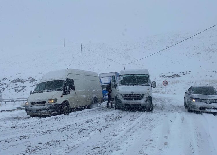 Van'da kar yağışı etkili oldu 1 Van’da kar yağışı etkili oldu