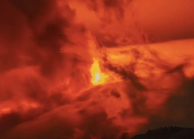 Etna Yanardağı yeniden faaliyete geçti