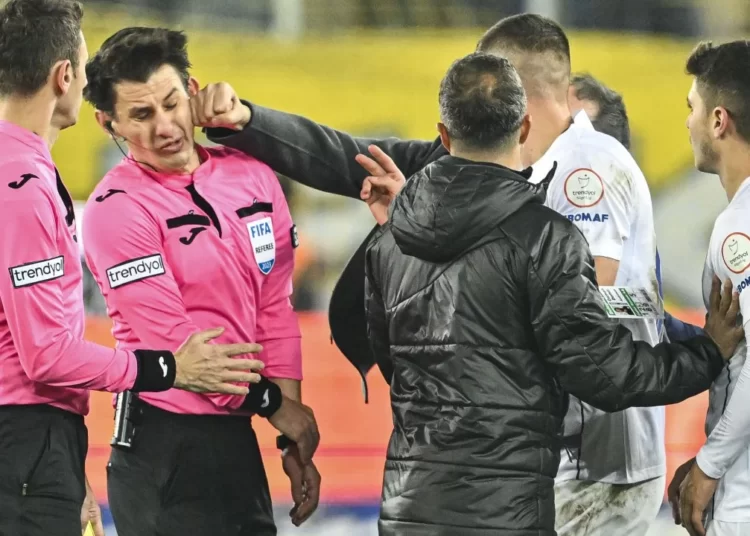 Halil Umut Meler’e yumruklu saldırı dünya gündeminde 1 Halil Umut Meler’e yumruklu saldırı dünya gündeminde