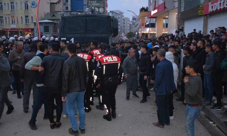 Silopi'de Kur’an-ı Kerim yırtarak küfreden şahsı linçten polis kurtardı 1 Silopi’de Kur’an-ı Kerim yırtarak küfreden şahsı linçten polis kurtardı
