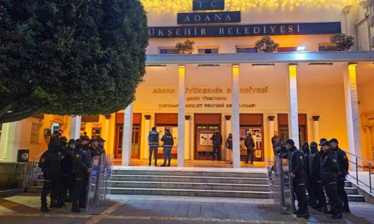 Adana Büyükşehir Belediyesi'ne şafak vakti operasyon: Çok sayıda gözaltı var 1 Adana Büyükşehir Belediyesi’ne şafak vakti operasyon: Çok sayıda gözaltı var