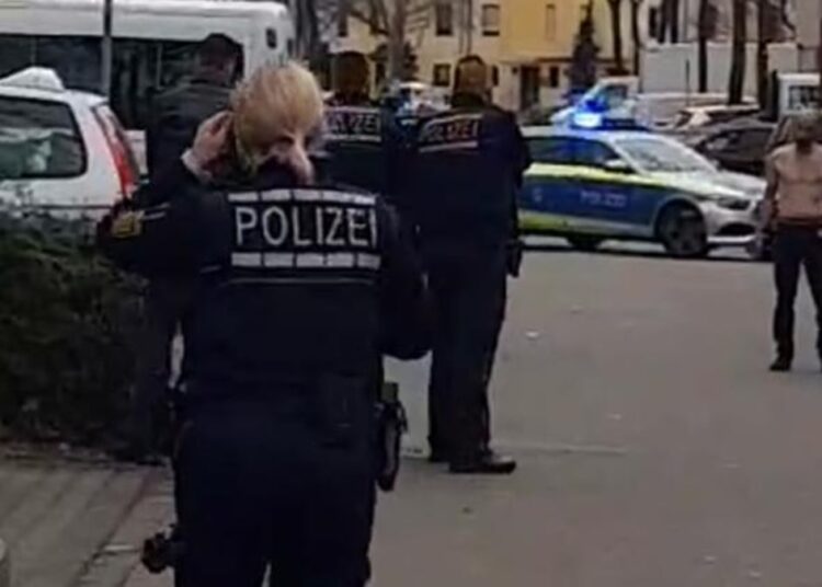 Alman polisi, uyuşturucu bağımlısı Türk’ü, annesinin gözü önünde vurdu 1 Alman polisi, uyuşturucu bağımlısı Türk’ü, annesinin gözü önünde vurdu