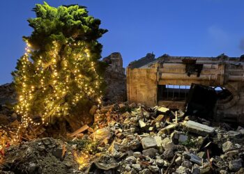 Depremde yıkılan kilisenin önündeki ağaç Noel için süslendi…