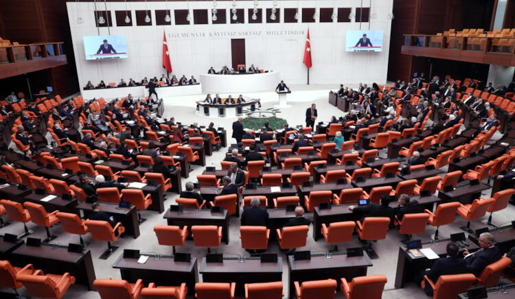 Rekor açık, borçlanma ve faiz ödemeleriyle Meclis’ten bir bütçe geçti