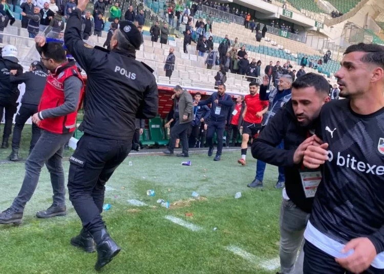 Diyarbekirli futbolculara saldırı: Bursaspor ve yedi futbolcusu PFDK’ya sevk edildi 1 Diyarbekirli futbolculara saldırı: Bursaspor ve yedi futbolcusu PFDK’ya sevk edildi