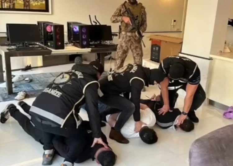 'İskoçlar Çetesi' çökertildi: Elebaşı dahil 38 kişi yakalandı 1 ‘İskoçlar Çetesi’ çökertildi: Elebaşı dahil 38 kişi yakalandı