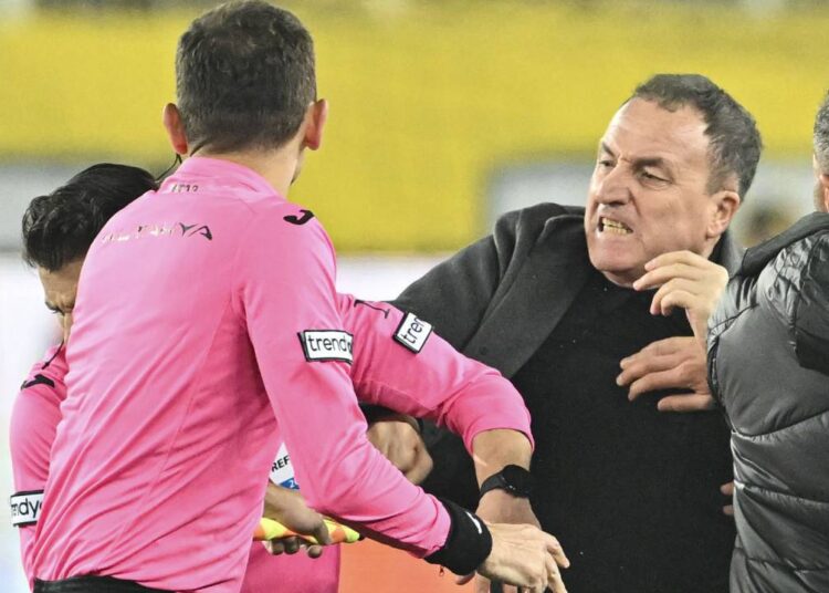 Turkishpost cezaları önceden yazmıştı... Koca'ya ömür boyu men, Ankaragücü’ne 5 maç seyircisiz oynama cezası 1 Turkishpost cezaları önceden yazmıştı… Koca’ya ömür boyu men, Ankaragücü’ne 5 maç seyircisiz oynama cezası