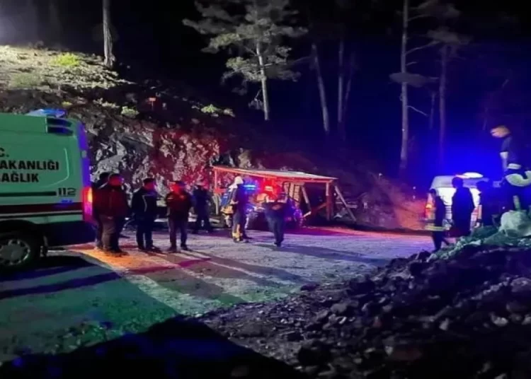 Denizli Acıpayam’da maden çöktü: 2 madenci öldü 1 kişi enkaz altında 1 Denizli Acıpayam’da maden çöktü: 2 madenci öldü 1 kişi enkaz altında