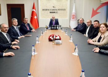 Pazarlık masasına oturan işçi: Öğretmenler Günü kutlaması için oğluma 10 lira veremedim