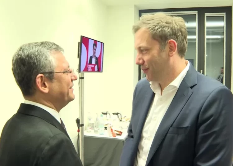 CHP Genel Başkanı Özgür Özel, Almanya’da SPD Kongresine katıldı