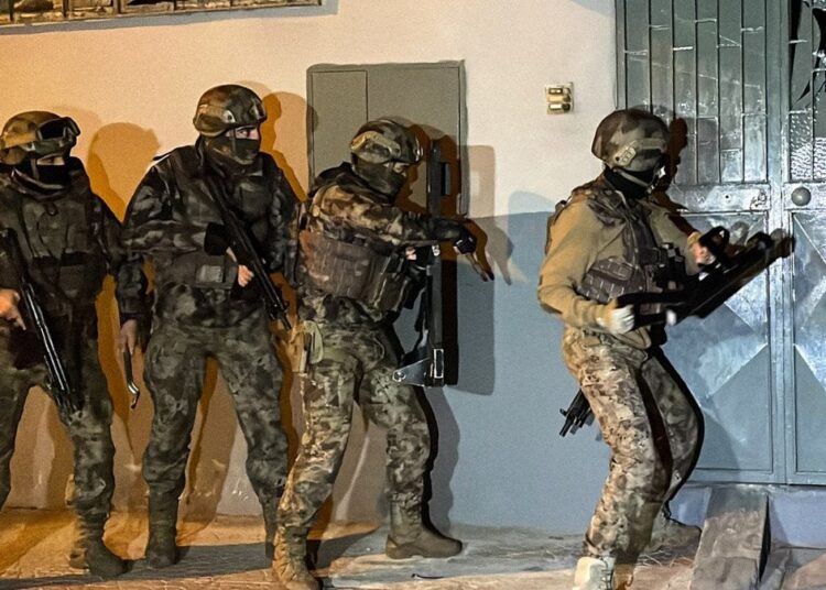 IŞİD terör örgütüne yönelik 32 ilde operasyon: 304 gözaltı 1 IŞİD terör örgütüne yönelik 32 ilde operasyon: 304 gözaltı