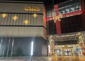 AVM’nin yılbaşı için yaptığı süsleme Rize’yi karıştırdı