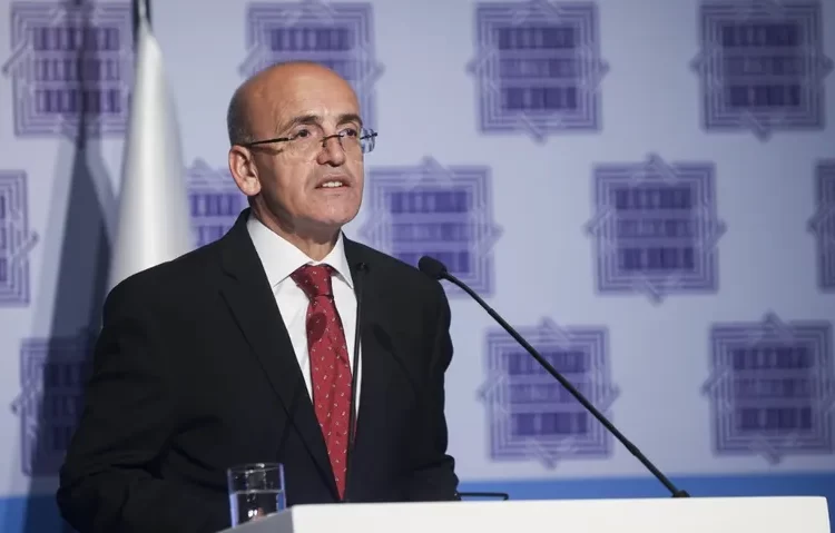 Şimşek memleketi Batman'a büyükşehir sözü verdi 1 Bakan Şimşek, emekli ikramiyesi ve asgari ücret koşunda Erdoğan’a tepki göstermiş