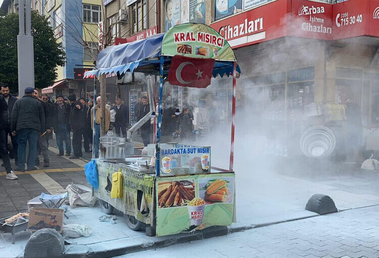 Zabıtanın tezgahını kaldırmak istediği seyyar satıcı kendini yaktı 1 Zabıtanın tezgahını kaldırmak istediği seyyar satıcı kendini yaktı