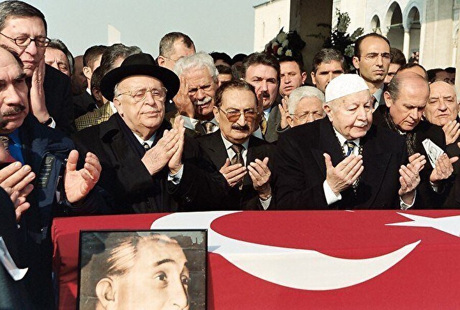 H. Agah Kalender yazdı... ‘Unutmak ve unutulmak’ isteyen sıradışı siyasetçinin portresi