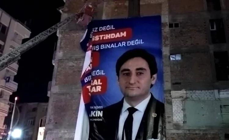 AKP’li belediye, Saadet Partisi adayının pankartını indirdi