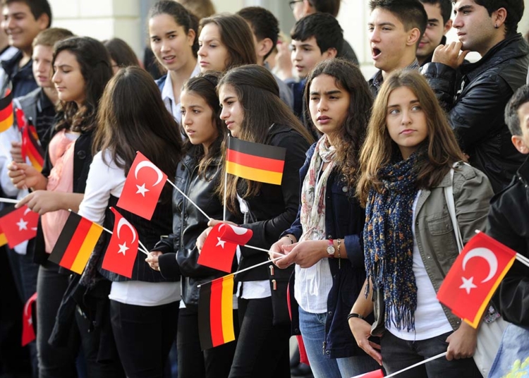 "Almanya'daki tüm Türkiye kökenliler Alman vatandaşlığı alır" 1 “Almanya’daki tüm Türkiye kökenliler Alman vatandaşlığı alır”