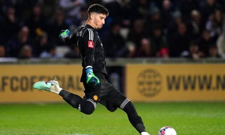 Altay Bayındır, Manchester United ile ilk maçına çıktı, tarihe geçti