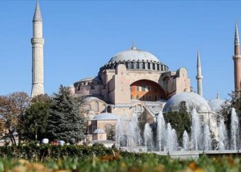 Ayasofya’da turistler için giriş ücreti 25 euro oluyor