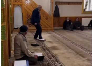 Cami derneği seçiminde başkan adayı Kur’an-ı Kerim’e ayağıyla bastı