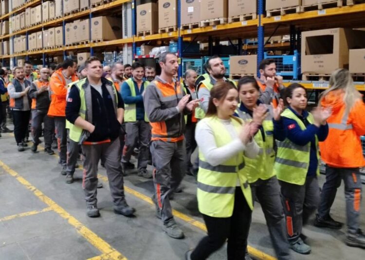 Ford Otosan zamda anlaşamadı! İşçiler greve gidiyor 1 Ford Otosan zamda anlaşamadı! İşçiler greve gidiyor