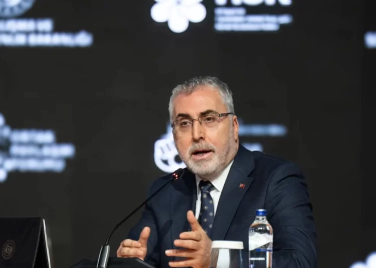 Bakan Işıkhan: Yaşlılık sigortasını orta vadede hayata geçireceğiz
