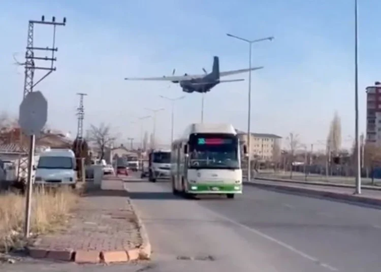 Kayseri’de askeri nakliye uçağı acil iniş yaptı, pilotlar faciayı önledi