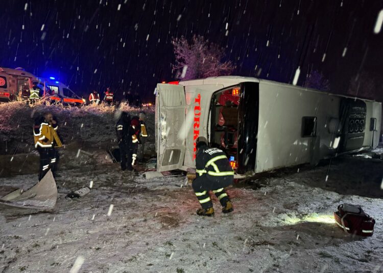 Kastamonu'da otobüs devrildi, Kocaeli’de otomobil bariyerlere girdi: 8 ölü 1 Kastamonu’da otobüs devrildi, Kocaeli’de otomobil bariyerlere girdi: 8 ölü