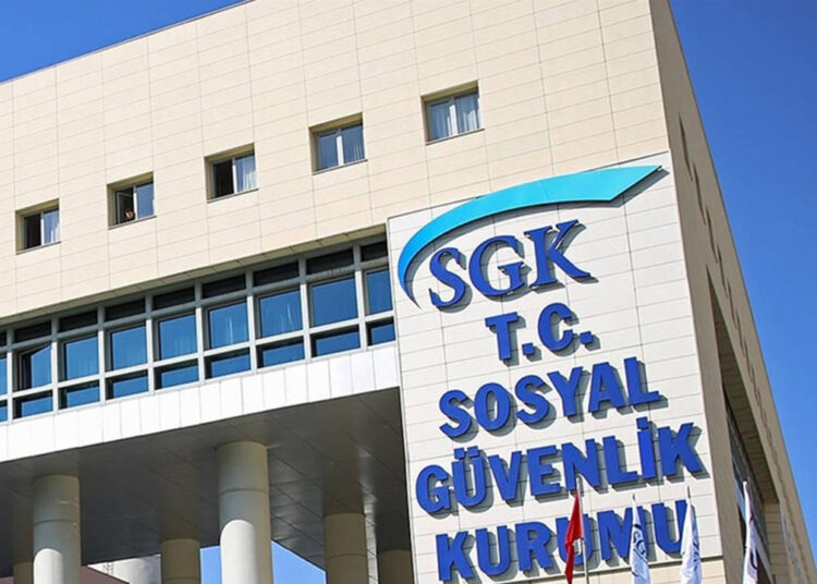 SGK kara delik gibi yutuyor! 10 aylık gelir-gider açığı 42,6 milyar TL 1 SGK kara delik gibi yutuyor! 10 aylık gelir-gider açığı 42,6 milyar TL