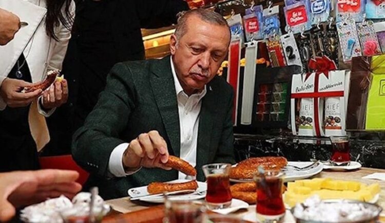 Bir zamanlar iktidarı çay-simit üzerinden eleştirirdi, bugün aynı mağduriyeti kendisi oluşturdu