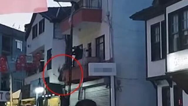 2’nci kattan düşen çocuğu havada yakaladı 1 2’nci kattan düşen çocuğu havada yakaladı