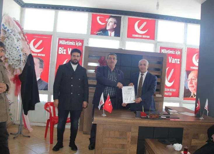 Van'da AK Parti'den istifa eden 4 başkan YRP'ye geçti 1 Van’da AK Parti’den istifa eden 4 başkan YRP’ye geçti