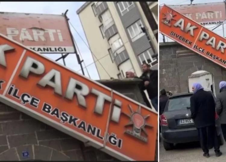 Siverek'te toplu istifa: 20 yıllık AK Parti tabelası indirildi 1 Siverek’te toplu istifa: 20 yıllık AK Parti tabelası indirildi