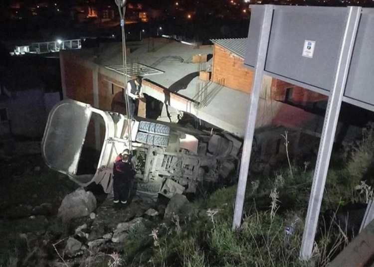 Balıkesir'de freni boşalan kamyon eve girdi: İki kişi öldü 1 Balıkesir’de freni boşalan kamyon eve girdi: İki kişi öldü
